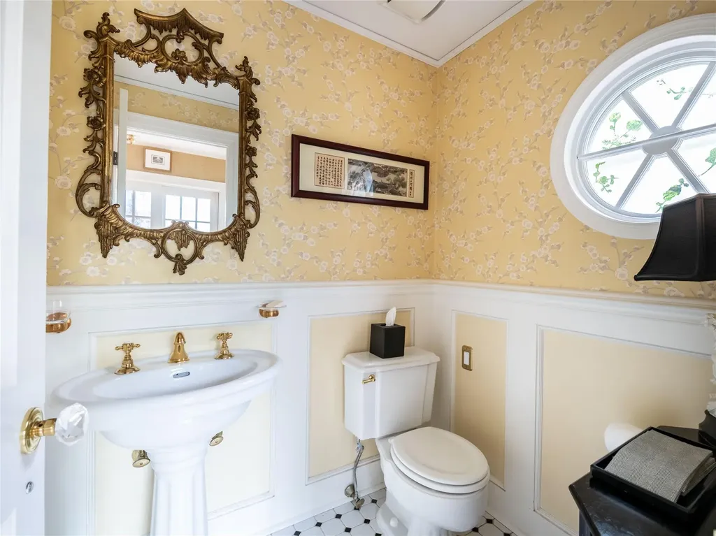 32 Inness Place Manhasset NY 11030