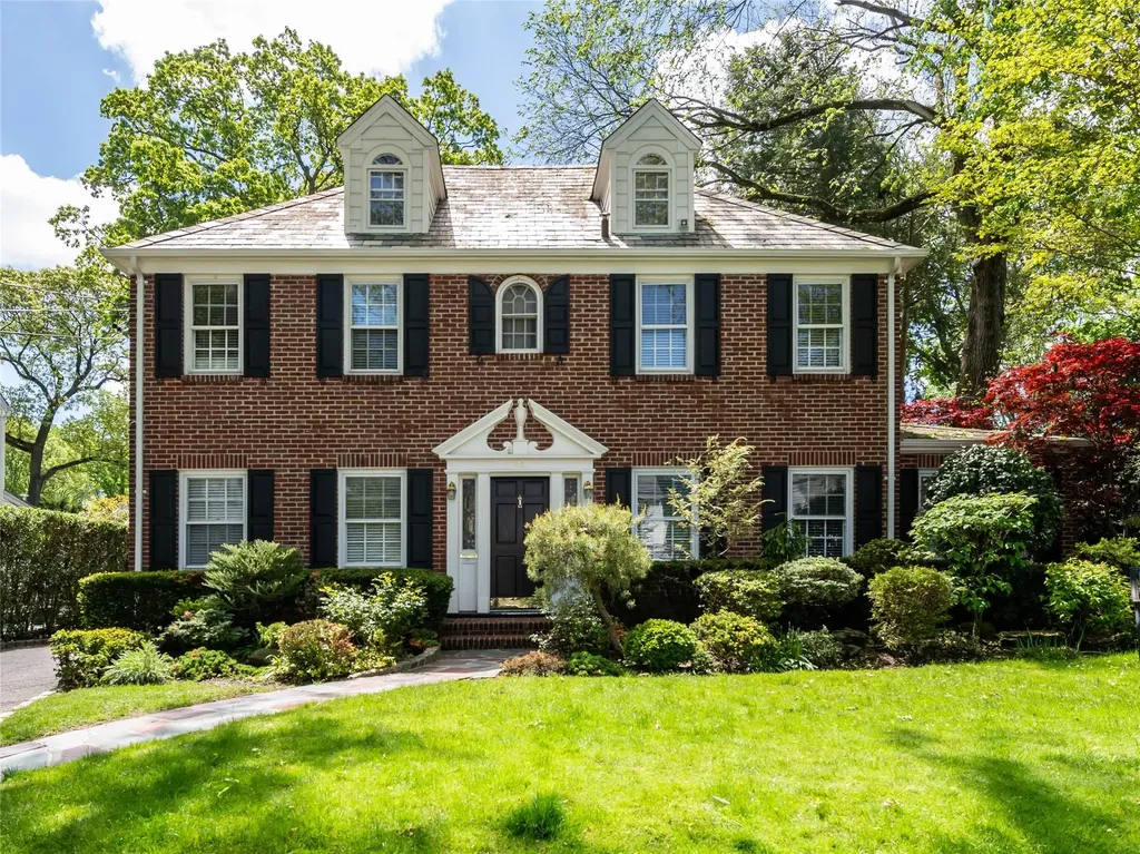 32 Inness Place Manhasset NY 11030