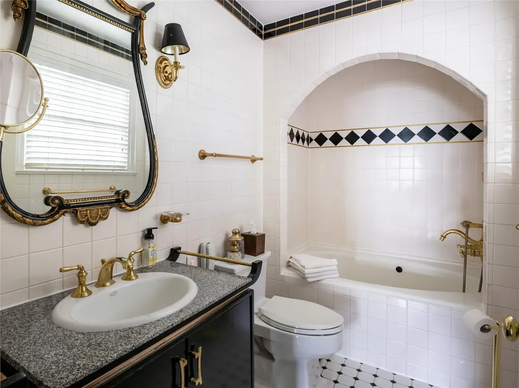32 Inness Place Manhasset NY 11030