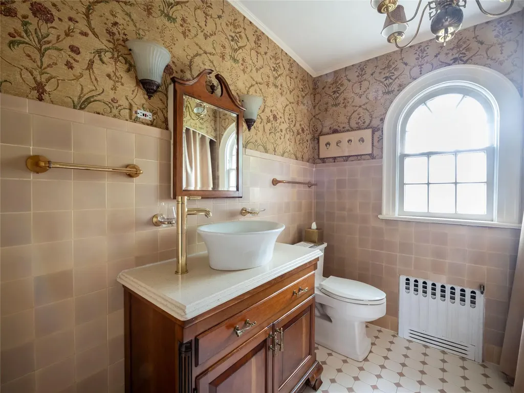 32 Inness Place Manhasset NY 11030
