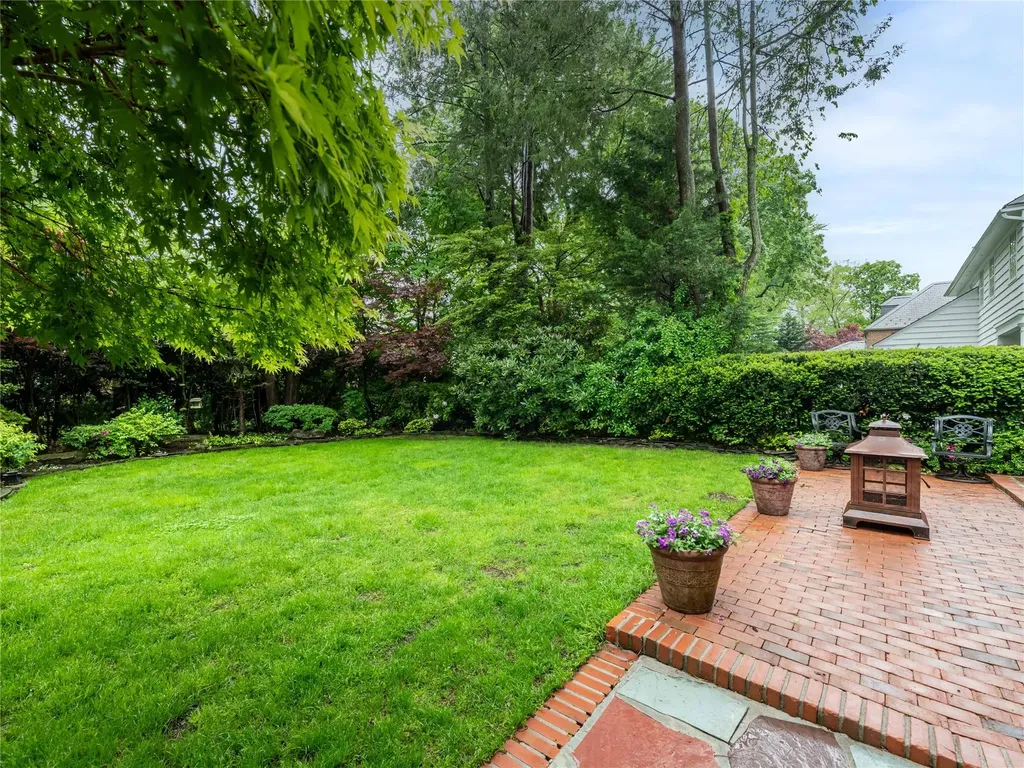32 Inness Place Manhasset NY 11030