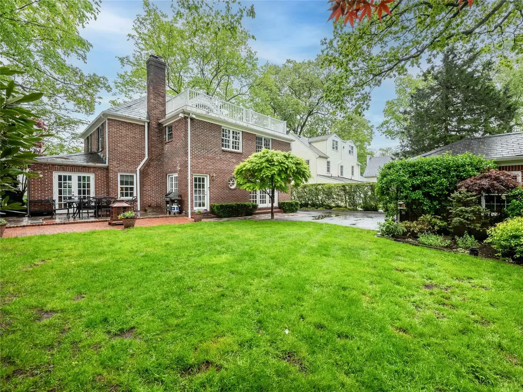 32 Inness Place Manhasset NY 11030