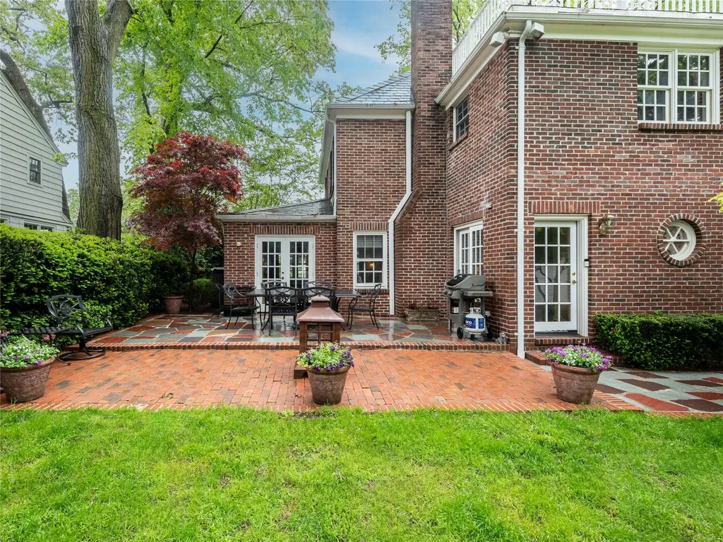 32 Inness Place Manhasset NY 11030