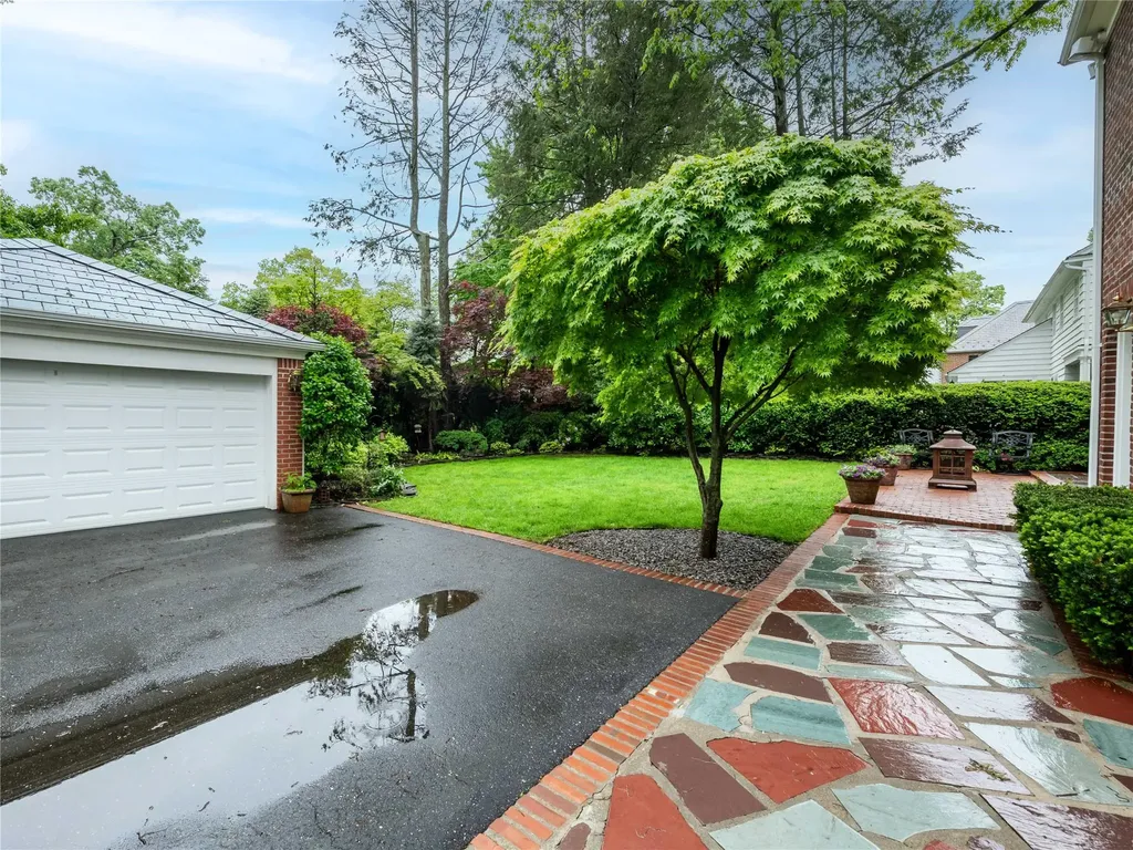 32 Inness Place Manhasset NY 11030