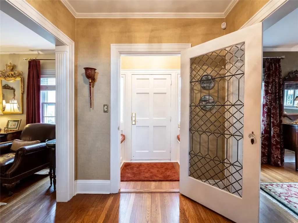 32 Inness Place Manhasset NY 11030