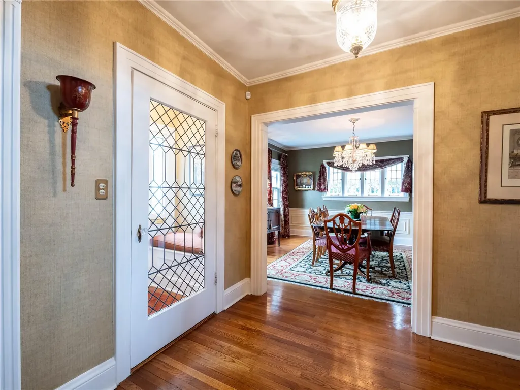 32 Inness Place Manhasset NY 11030