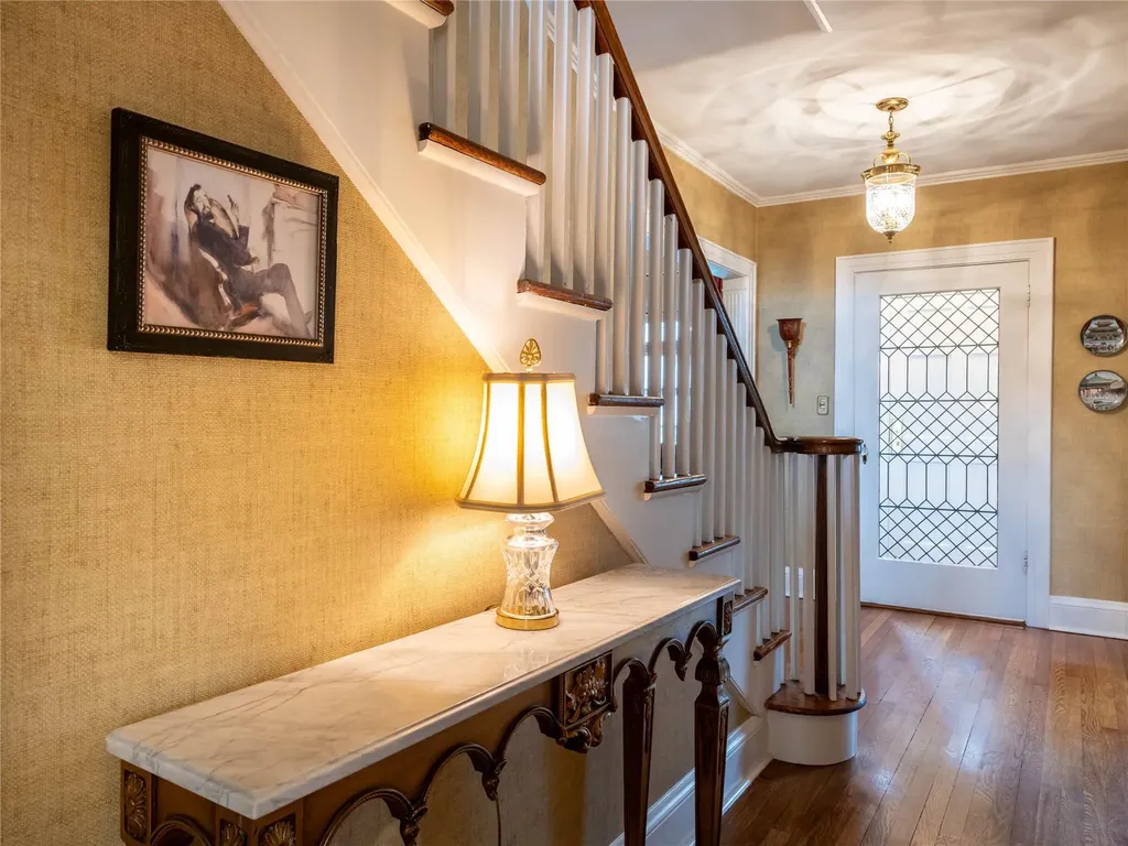 32 Inness Place Manhasset NY 11030