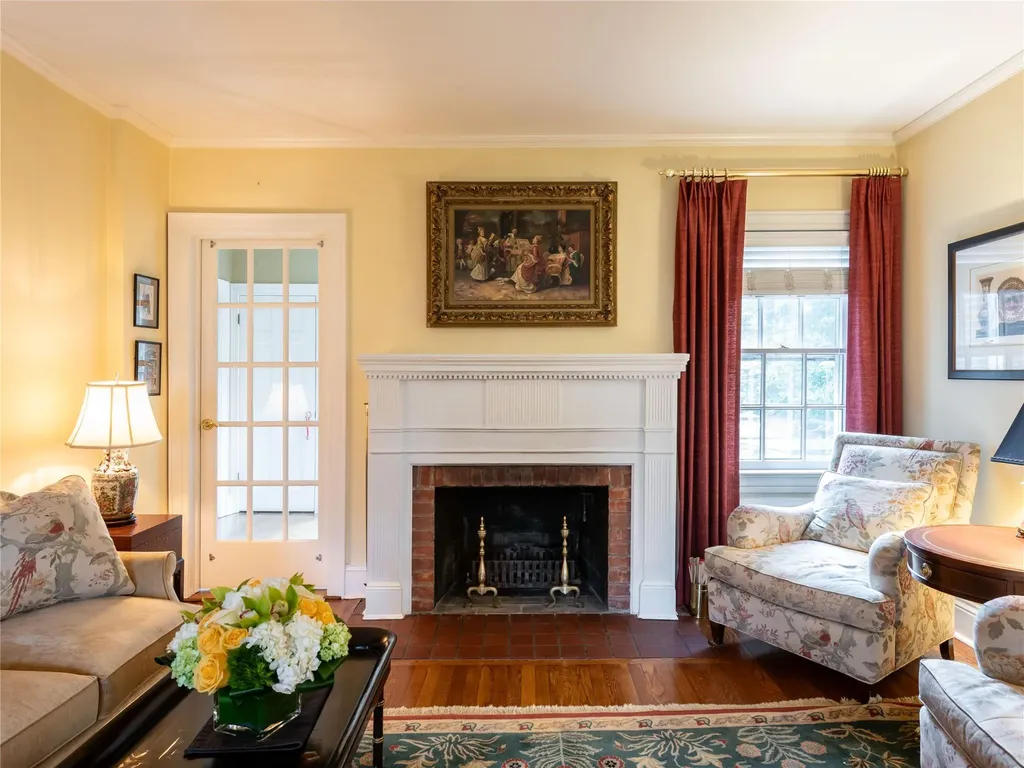 32 Inness Place Manhasset NY 11030