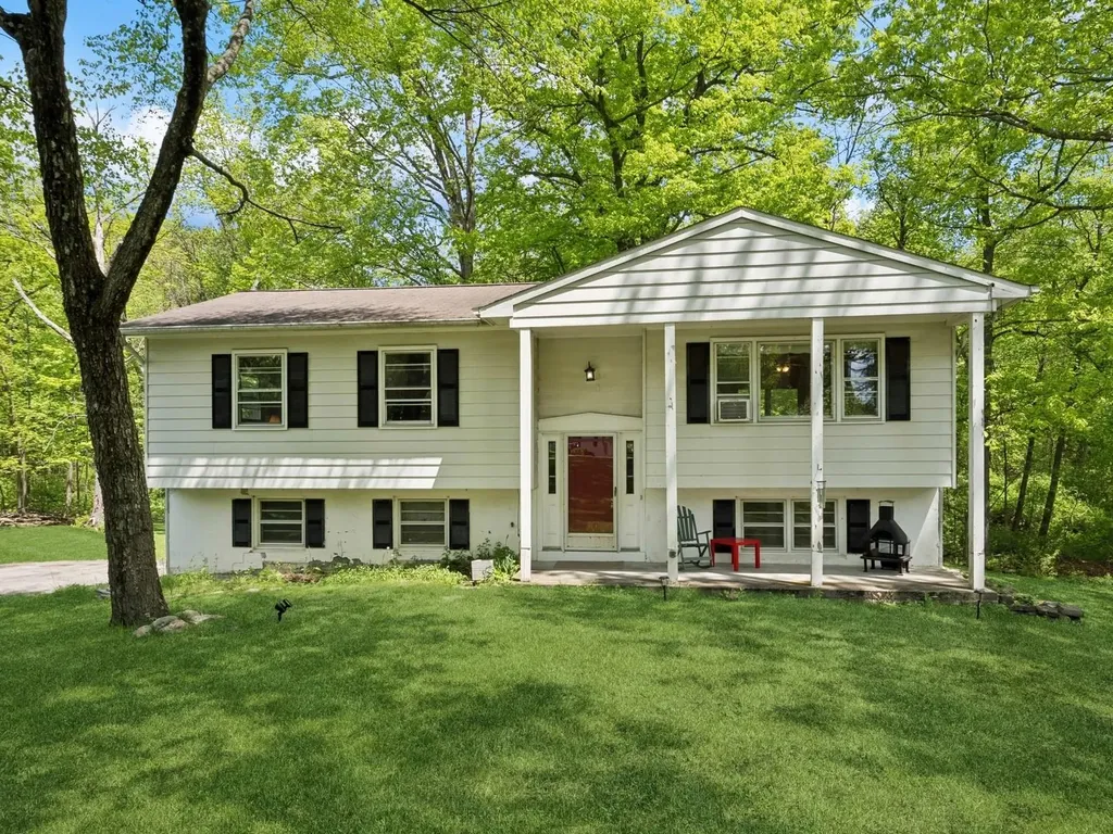 26 Woodland Circle Hyde Park NY 12538