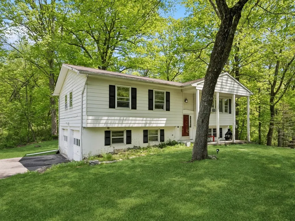 26 Woodland Circle Hyde Park NY 12538