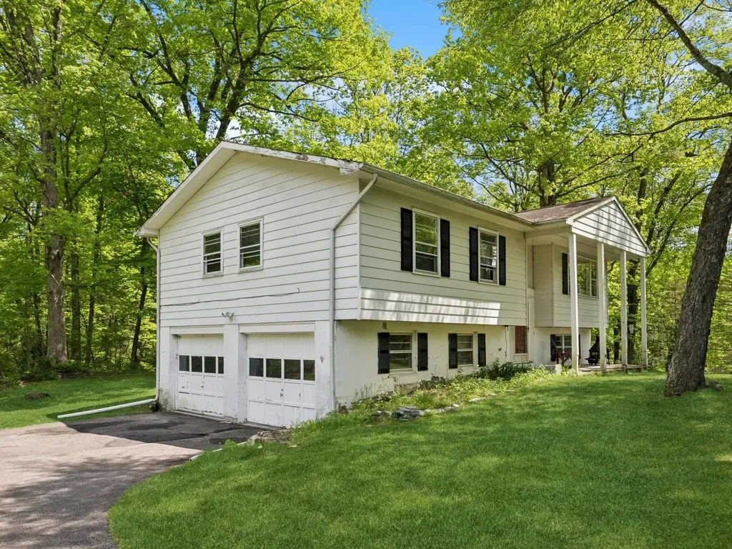 26 Woodland Circle Hyde Park NY 12538