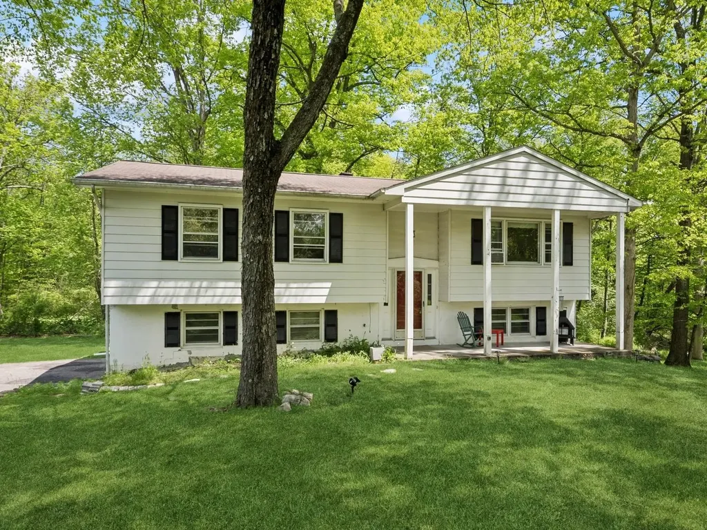 26 Woodland Circle Hyde Park NY 12538