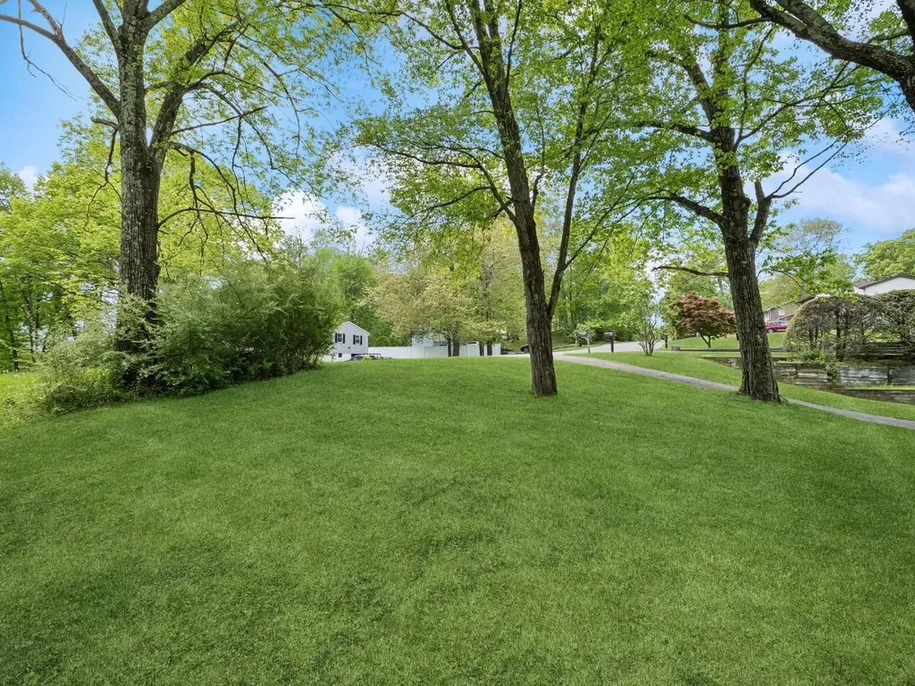26 Woodland Circle Hyde Park NY 12538