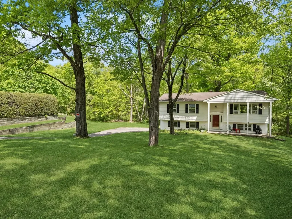 26 Woodland Circle Hyde Park NY 12538