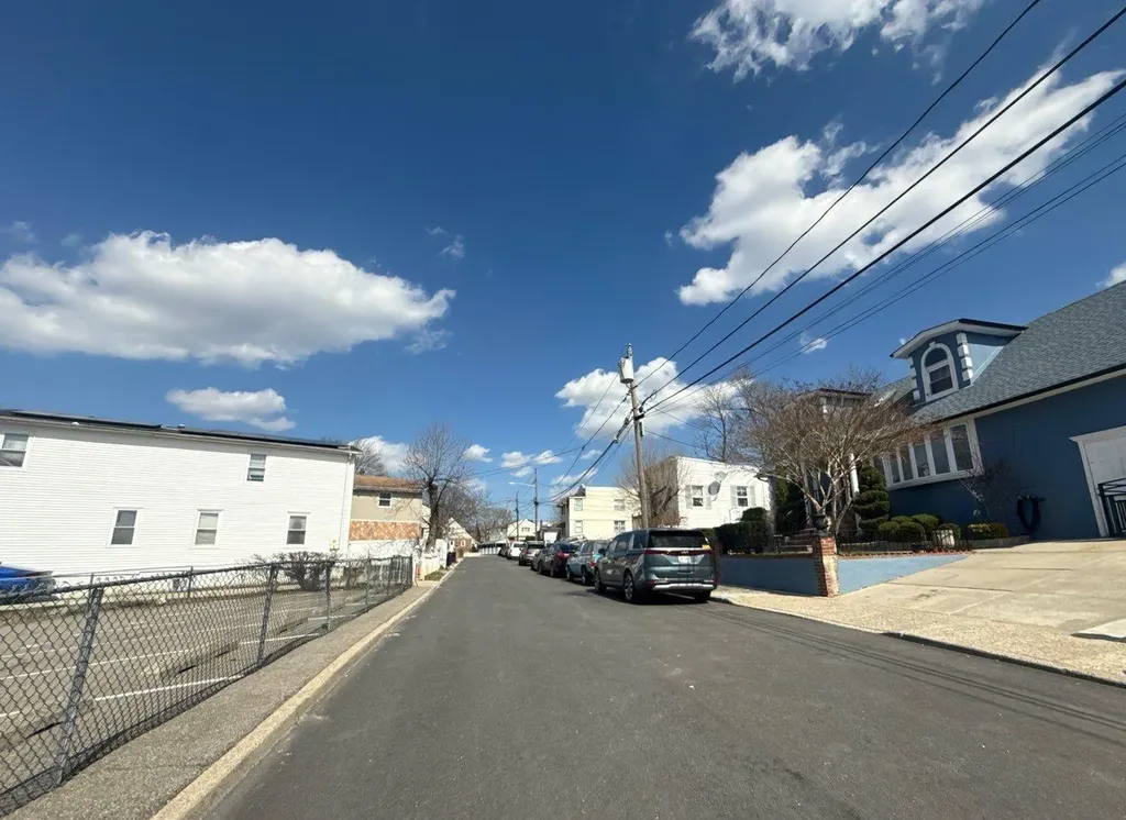 41 Hoeffner Avenue Elmont NY 11003