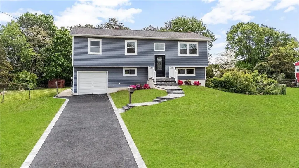 8 April Avenue Dix Hills NY 11746