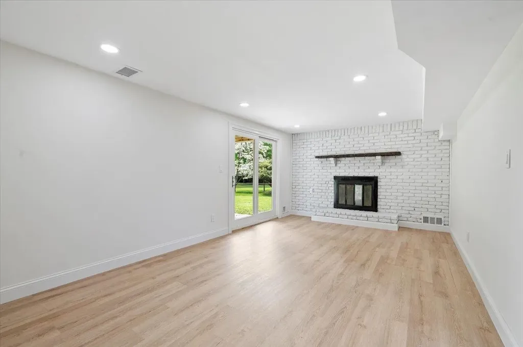 8 April Avenue Dix Hills NY 11746