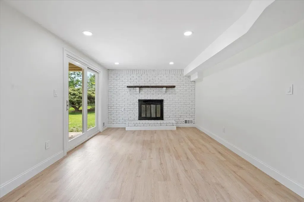 8 April Avenue Dix Hills NY 11746