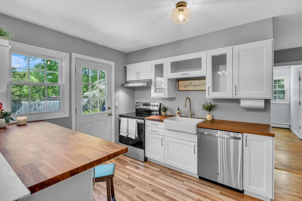 53 3rd Avenue East Islip NY 11730