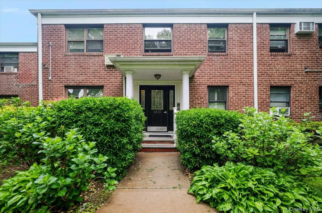 1215 E Broadway Hewlett NY 115578