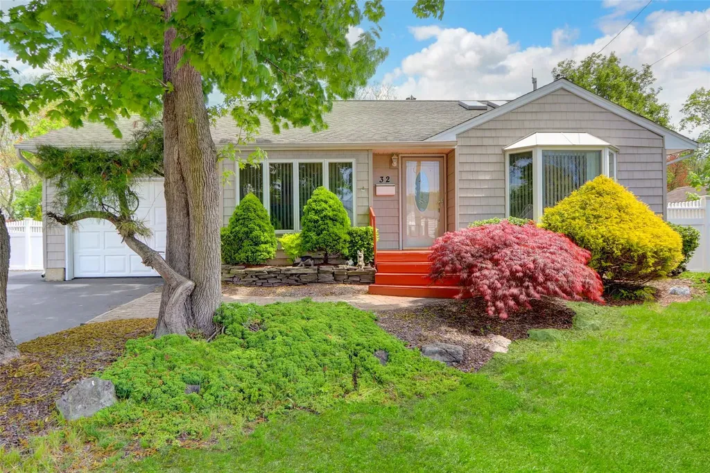 32 Santapogue Drive Lindenhurst NY 11757