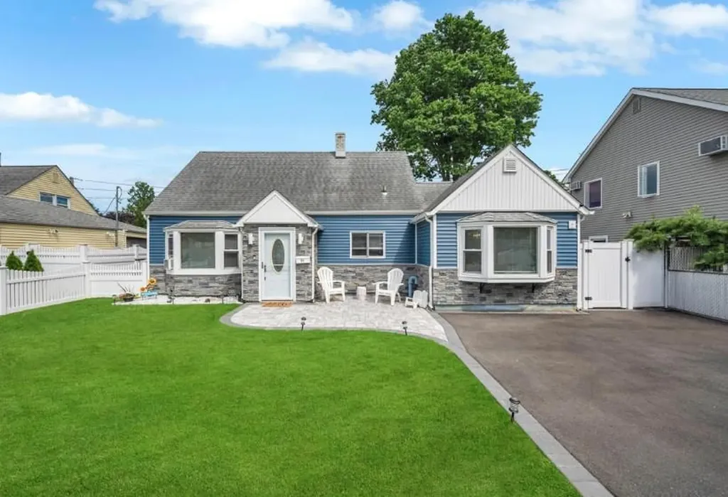 91 Valley Road Levittown NY 11756