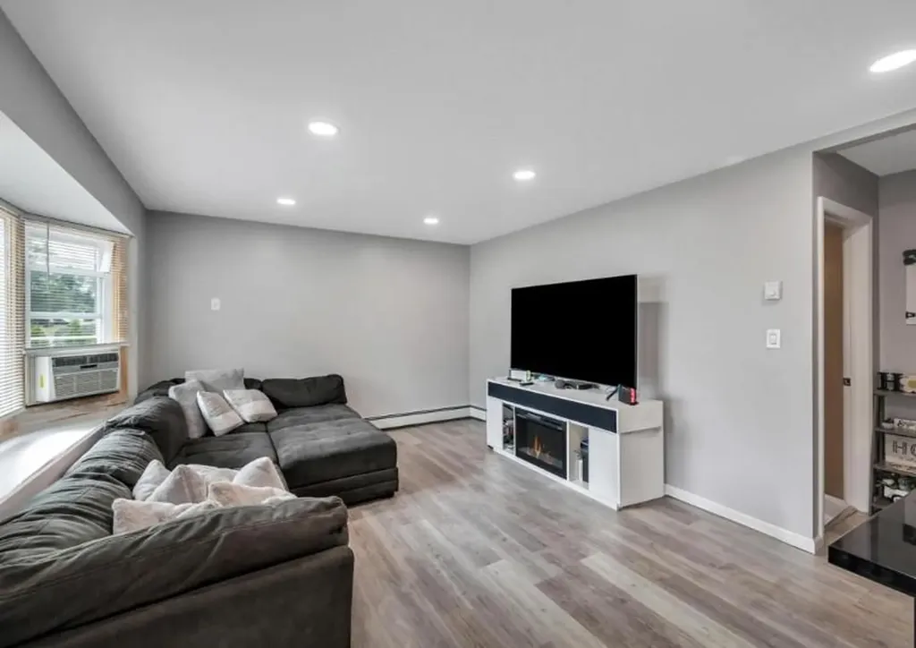 91 Valley Road Levittown NY 11756
