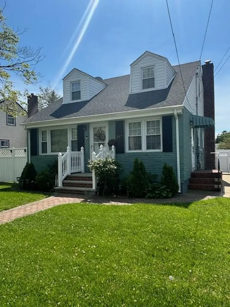 247 Barwick Boulevard Mineola NY 11501