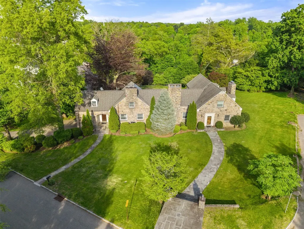 18 Castle Walk Scarsdale NY 10583
