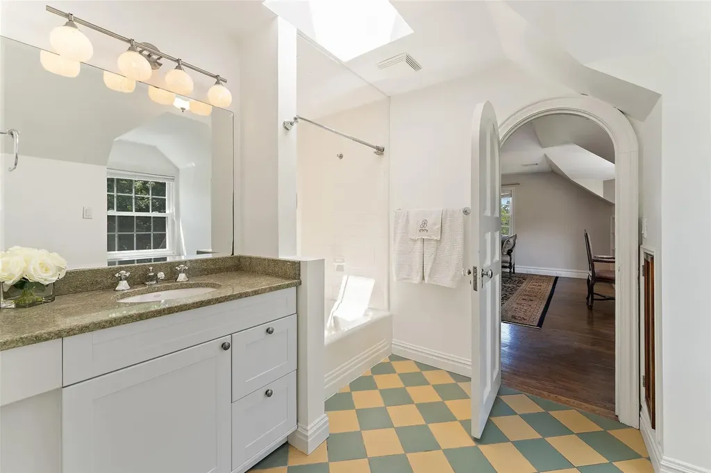 18 Castle Walk Scarsdale NY 10583