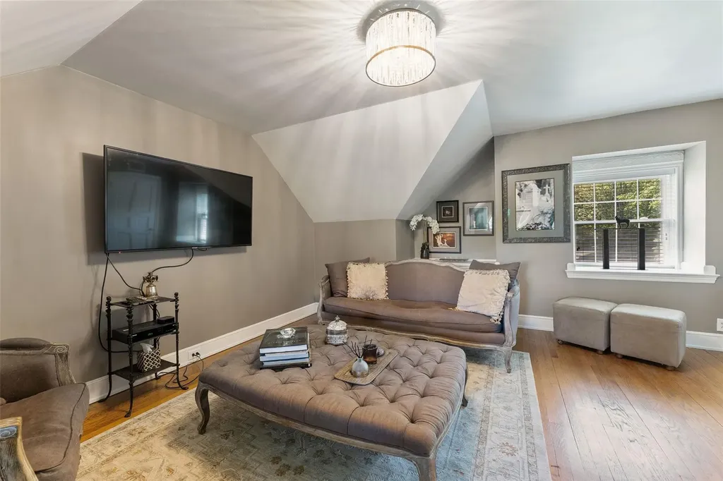 18 Castle Walk Scarsdale NY 10583