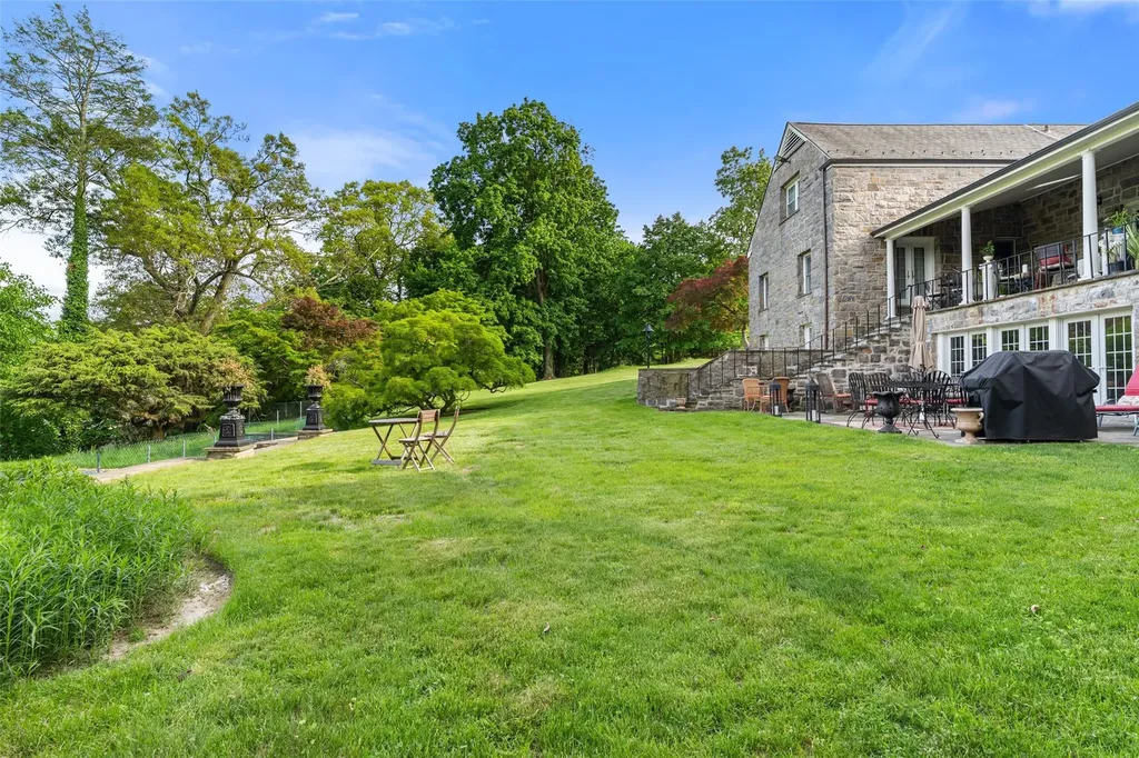18 Castle Walk Scarsdale NY 10583