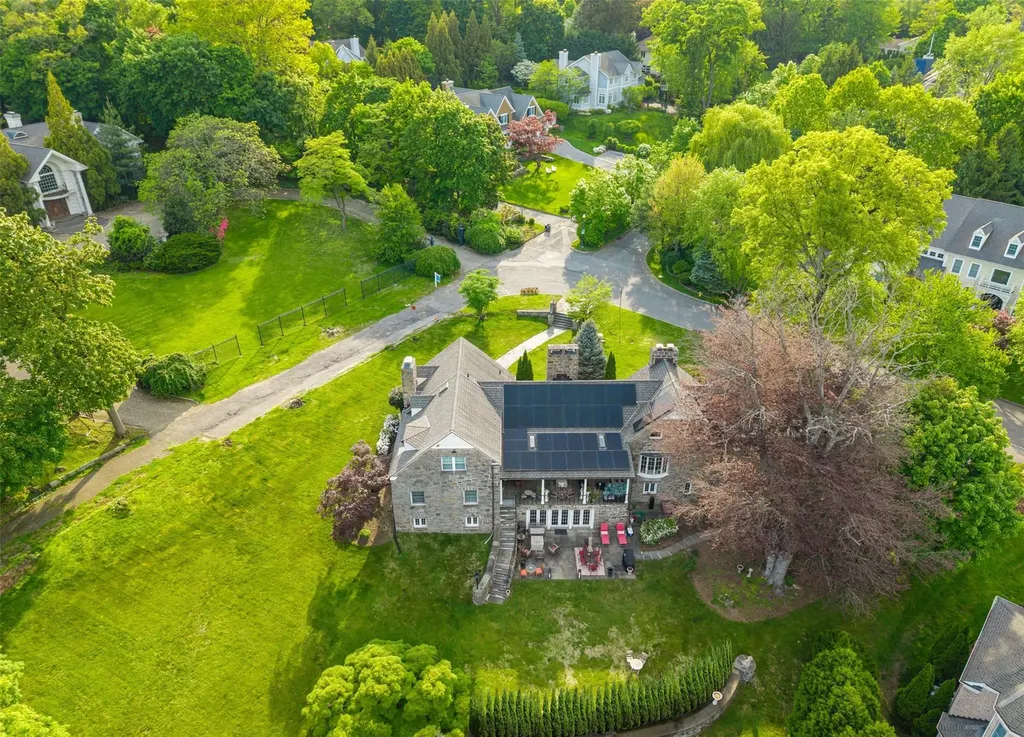 18 Castle Walk Scarsdale NY 10583