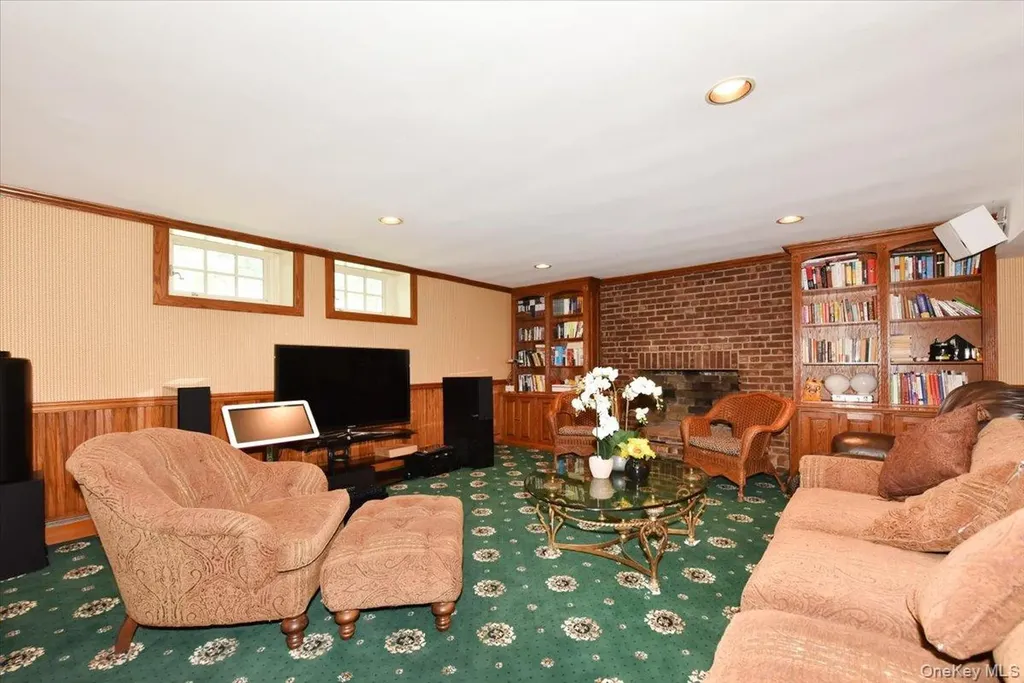 1 Linford Road Great Neck NY 11021