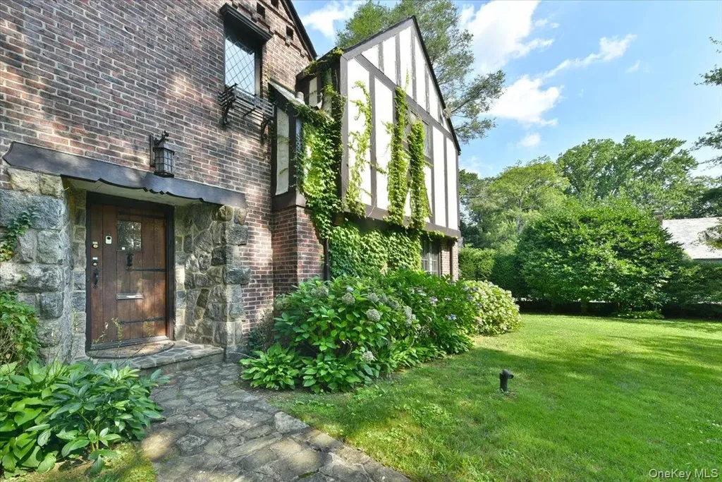 1 Linford Road Great Neck NY 11021