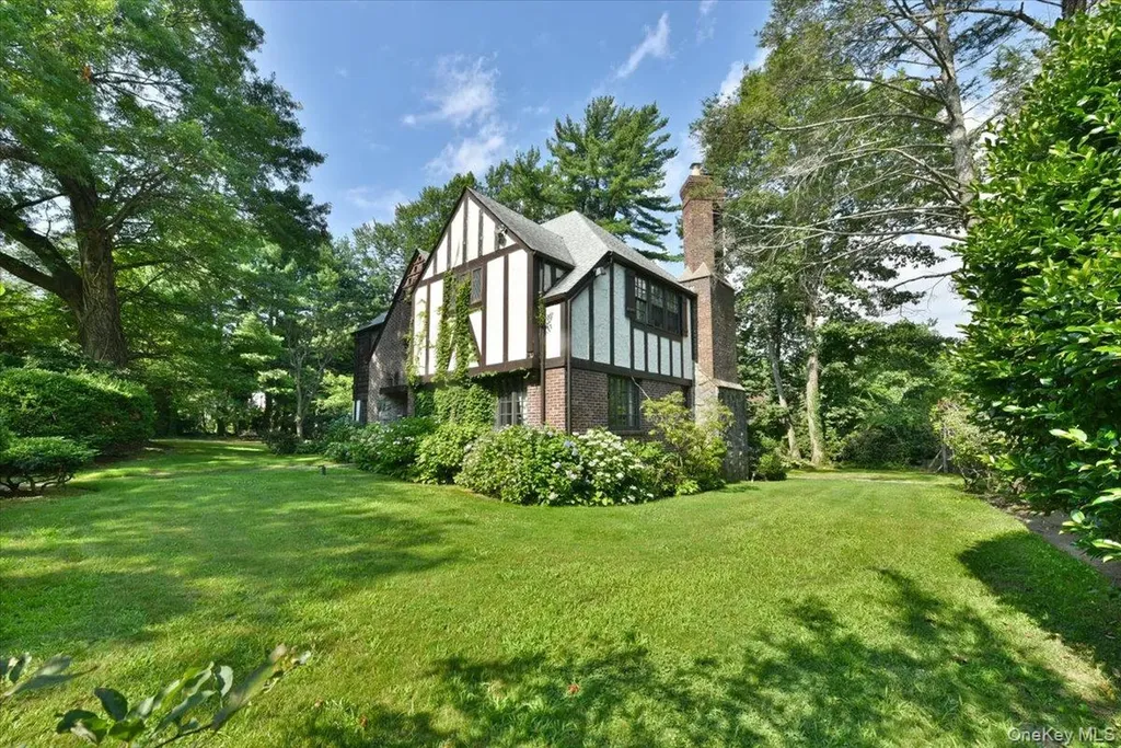 1 Linford Road Great Neck NY 11021