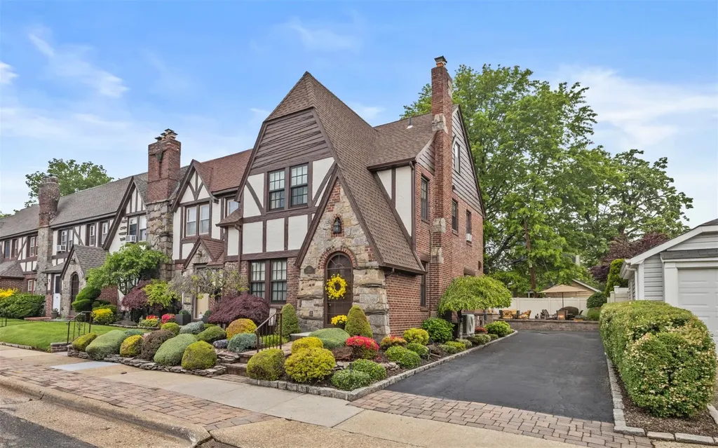 306 Buchanan Avenue Mineola NY 11501