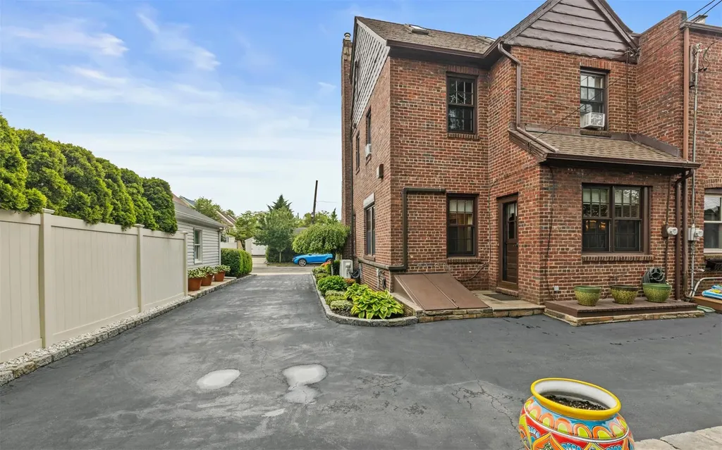 306 Buchanan Avenue Mineola NY 11501