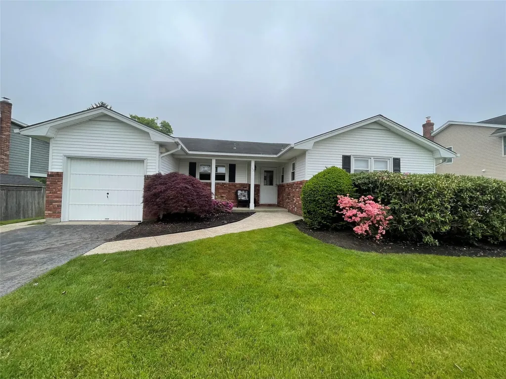 52 Hofstra Drive Smithtown NY 11787