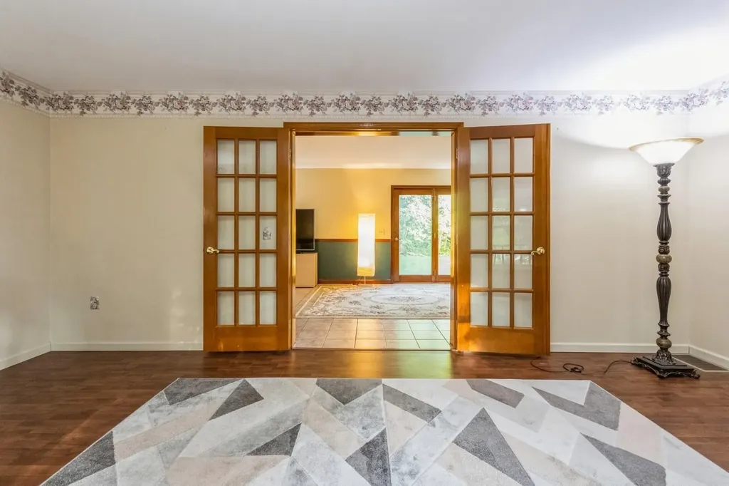 18 Lockhart Lane Highland NY 12528