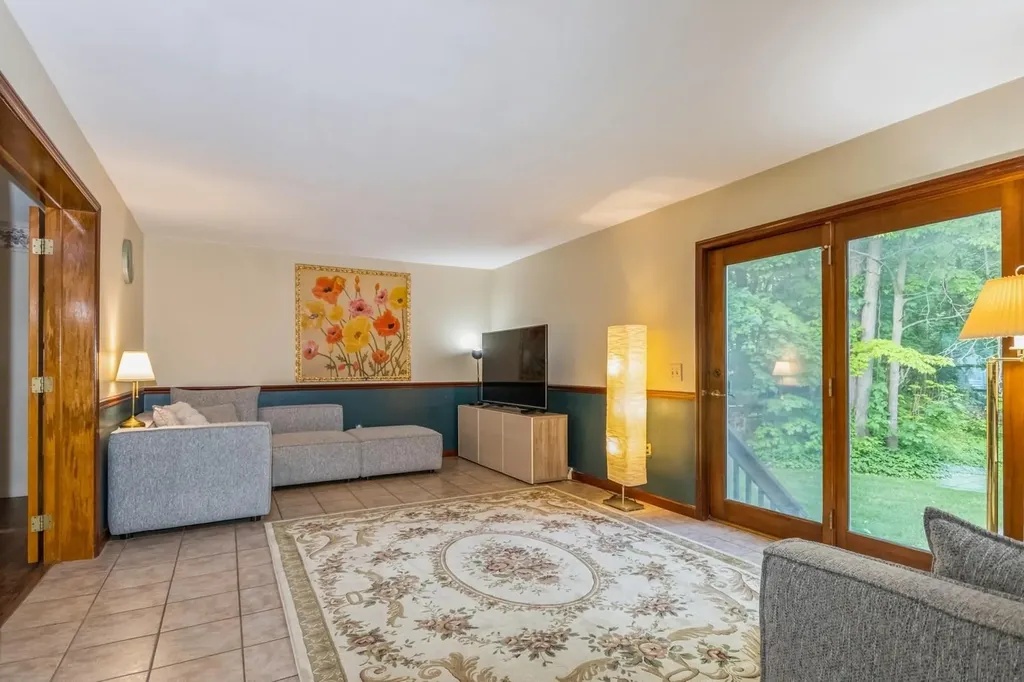 18 Lockhart Lane Highland NY 12528