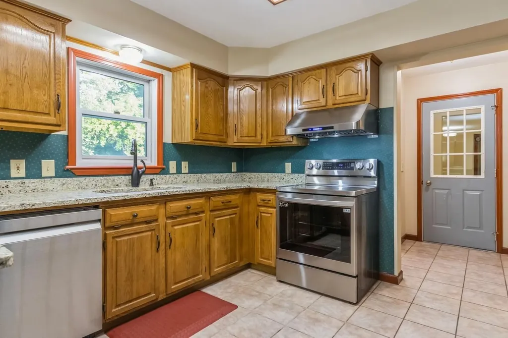 18 Lockhart Lane Highland NY 12528