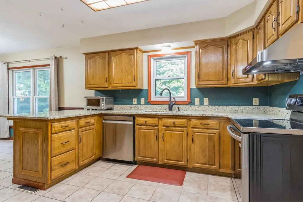 18 Lockhart Lane Highland NY 12528