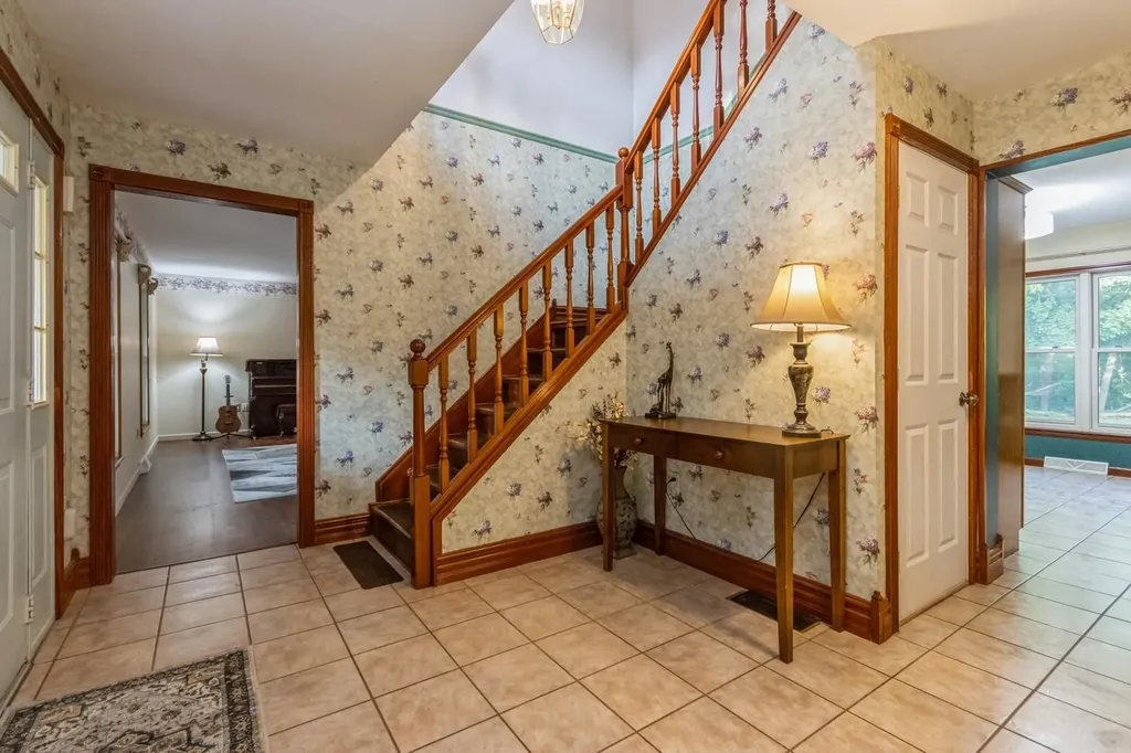 18 Lockhart Lane Highland NY 12528