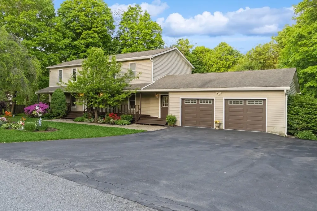 18 Lockhart Lane Highland NY 12528