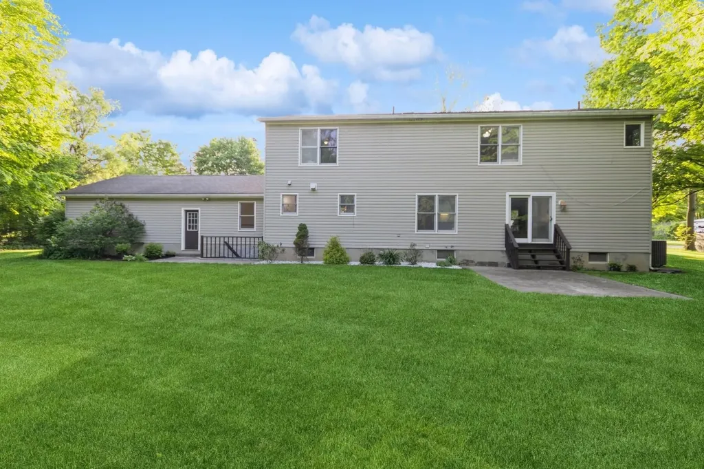 18 Lockhart Lane Highland NY 12528