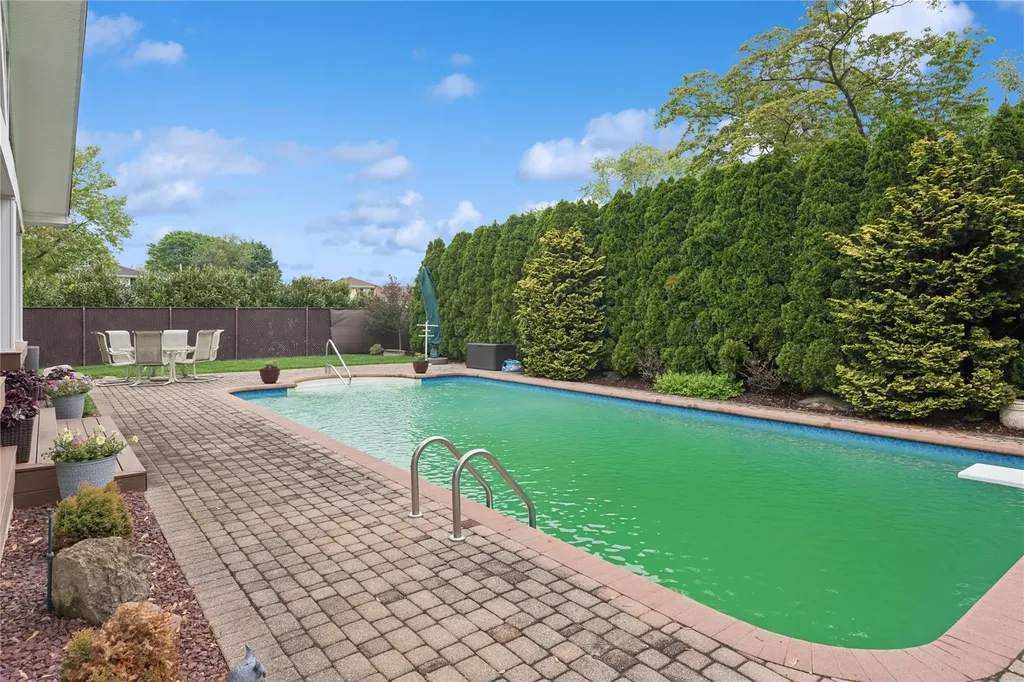 11 Greenfield Lane Commack NY 11725