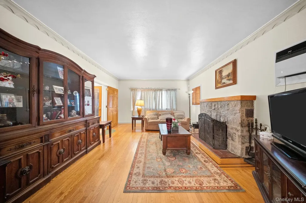 2816 215th Place Bayside NY 11360