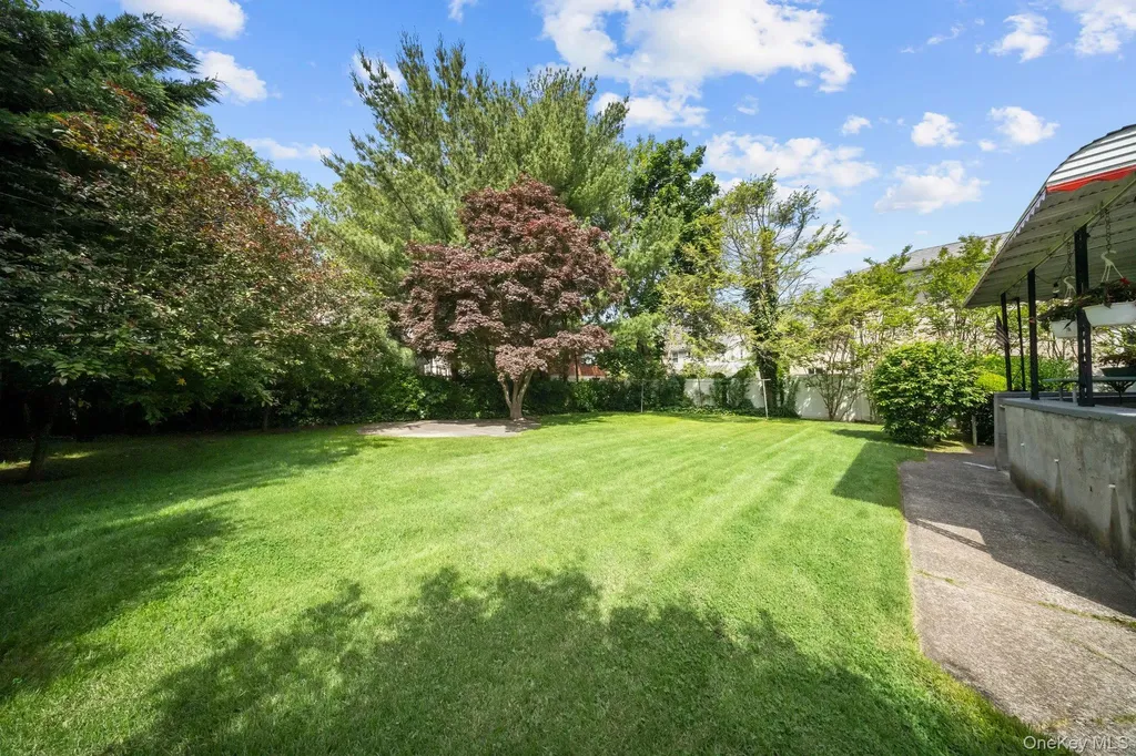 2816 215th Place Bayside NY 11360