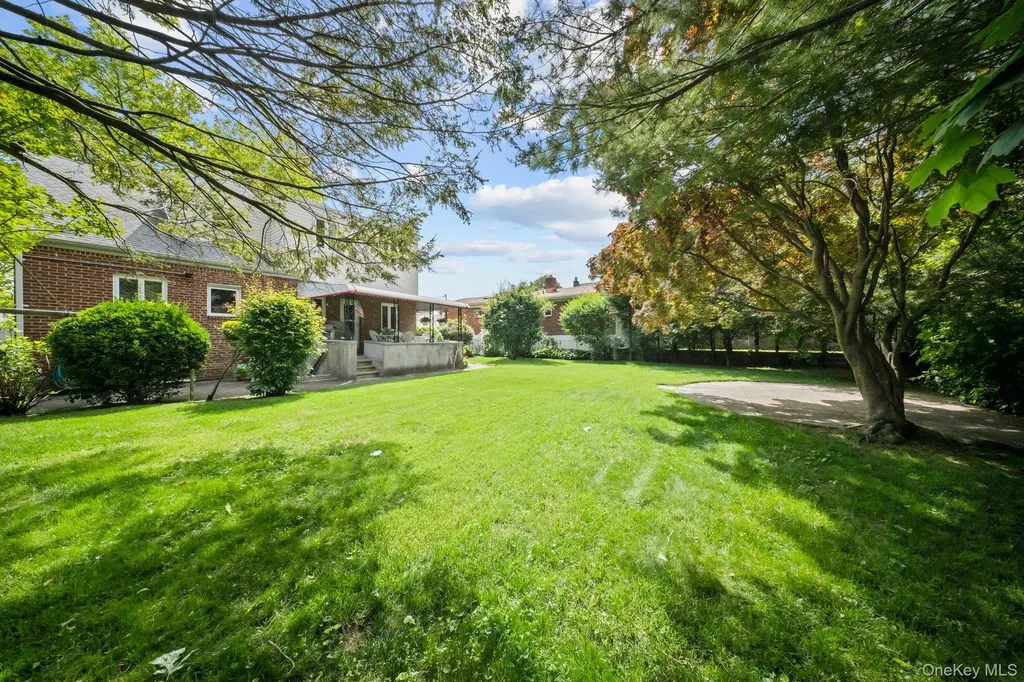 2816 215th Place Bayside NY 11360
